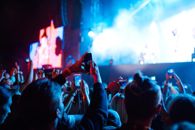 Utilisez des concerts amusants d'enregistrement mobile avancés et un bel éclairageProfitez de l'utilisation de la photographie mobile