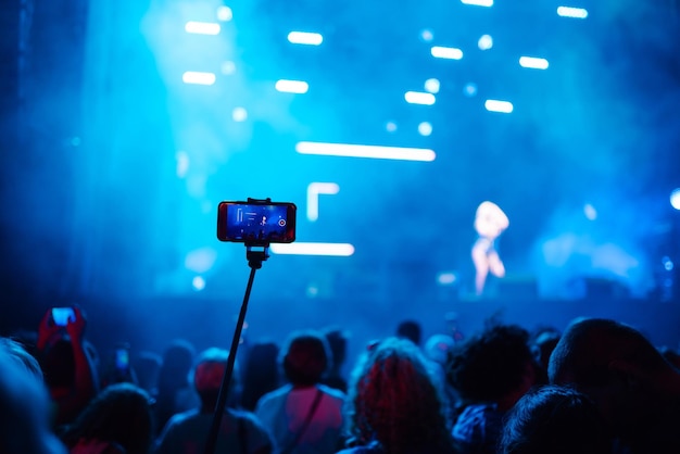 Utilisez des concerts amusants d'enregistrement mobile avancés et une belle image candide d'éclairage de la foule au rock