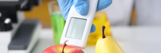 Photo utilisez un testeur de nitrate pour les fruits et légumes vérifiant les produits pour un concept de qualité