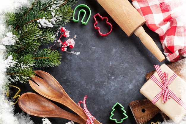 Photo utils de cuisine de noël et arbre à neige sur table en pierre vue supérieure avec espace de copie