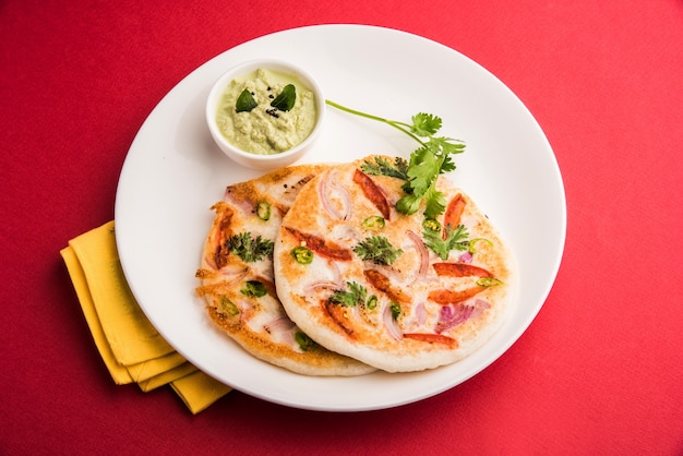 Uttapam ou Oothappam est un plat de type dosa du sud de l'Inde servi avec du sambar et du chutney