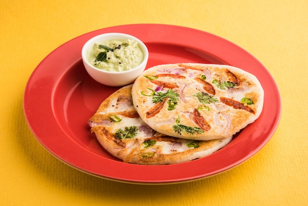Uttapam ou Oothappam est un plat de type dosa du sud de l'Inde servi avec du sambar et du chutney