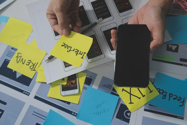 ux concepteur graphique croquis créatif planification application processus de développement prototype wireframe pour le web téléphone portable concept d'expérience utilisateur