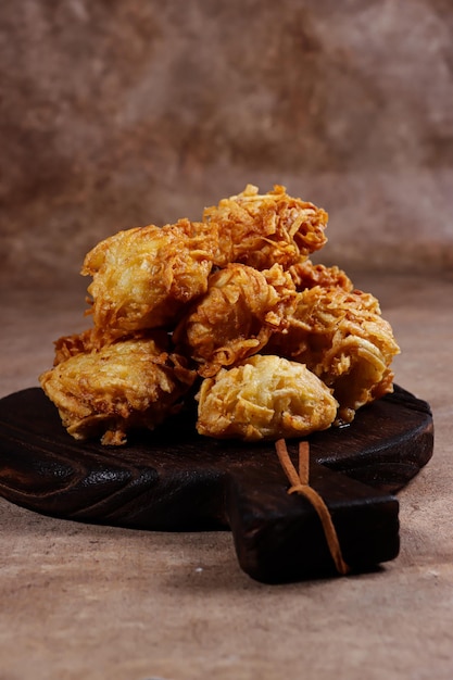 Uyen ou talas goreng ou taro frit est une collation frite de Medan Indonésie à base de taro et de crevettes