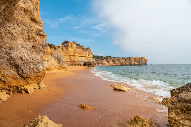 Vacances en Algarve en été sur la plage de Praia da Coelha Albufeira Portugal