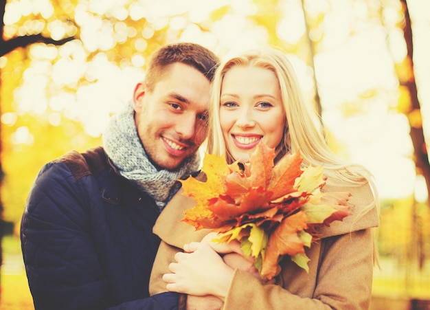 vacances, amour, relation et concept de rencontres - couple romantique dans le parc d'automne