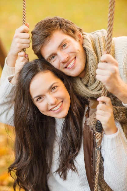 vacances, amour, voyage, tourisme, relation et concept de rencontres - couple romantique dans le parc d'automne