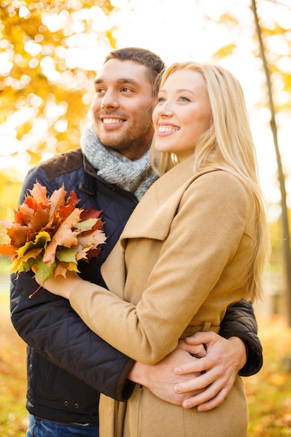 vacances, amour, voyage, tourisme, relation et concept de rencontres - couple romantique dans le parc d'automne