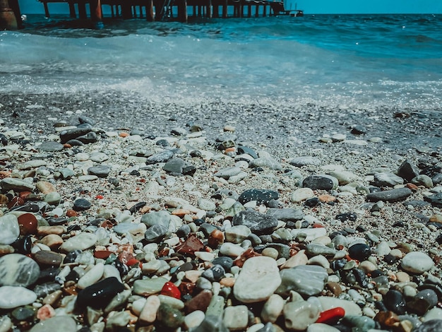 Vacances au bord de la mer sur la plage plage de galets avec des pierres mouillées de petites pierres multicolores près