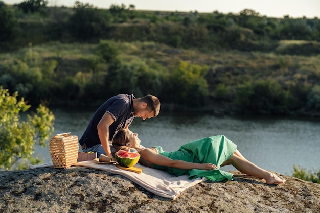 Vacances à bas prix pour les couples Couple amoureux tenant la main sur fond de nature