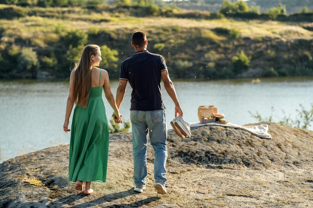 Vacances à bas prix pour les couples Destinations de lune de miel à bas prix Couple candide amoureux main dans la main sur fond de nature