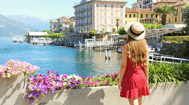 Vacances à Bellagio. Vue arrière de la jeune fille profiter de la vue sur la ville de Bellagio sur le lac de Côme, en Italie.