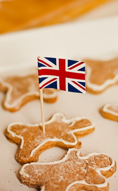 Les vacances britanniques et le concept de cuisson de Noël drapeau de l'union jack de la grande-bretagne et des hommes en pain d'épice bi...