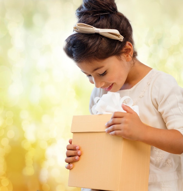 vacances, cadeaux, noël, noël, concept d'anniversaire - fille heureuse d'enfant avec la boîte-cadeau