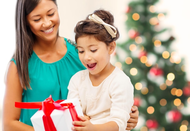 vacances, cadeaux, noël, noël, concept d'anniversaire - heureuse mère et enfant fille avec boîte-cadeau