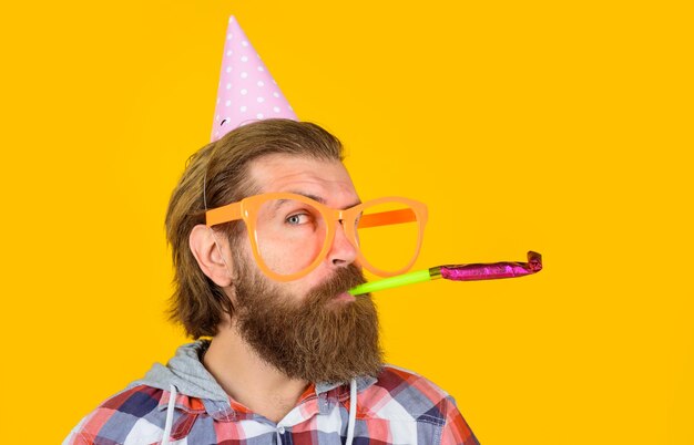 Vacances et célébration homme de fête joyeux anniversaire fête concept de fête temps homme avec