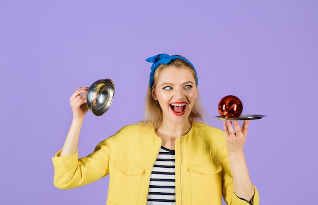 Vacances de décoration de Noël et concept de personnes femme heureuse tient la boule de Noël sur le plateau de nourriture