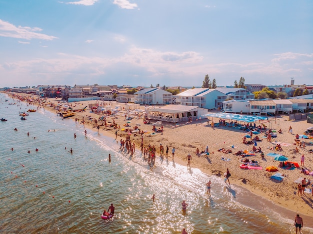 Vacances d'été aériennes en mer Gens sur la plage