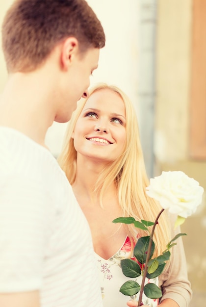 vacances d'été, amour, relation et concept de rencontres - couple avec bouquet de fleurs dans la ville