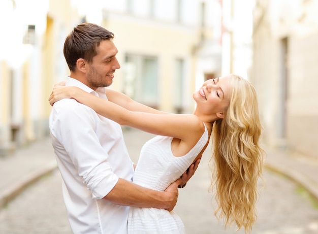 vacances d'été, amour, relation et concept de rencontres - couple souriant dansant dans la ville