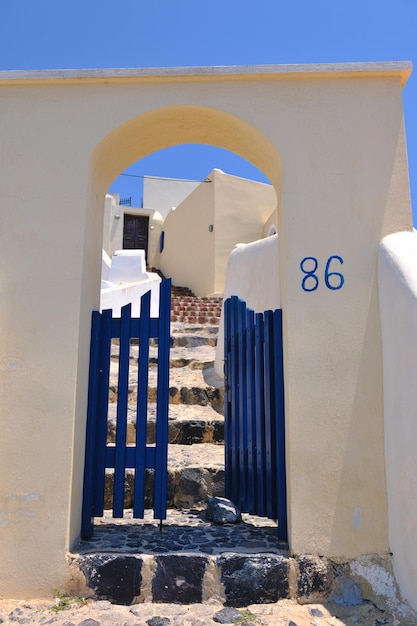 vacances d'été sur la belle île volcanique de santorin en grèce