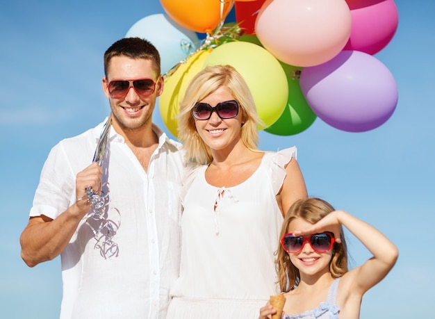 vacances d'été, célébration, concept d'enfants et de personnes - famille avec des ballons colorés