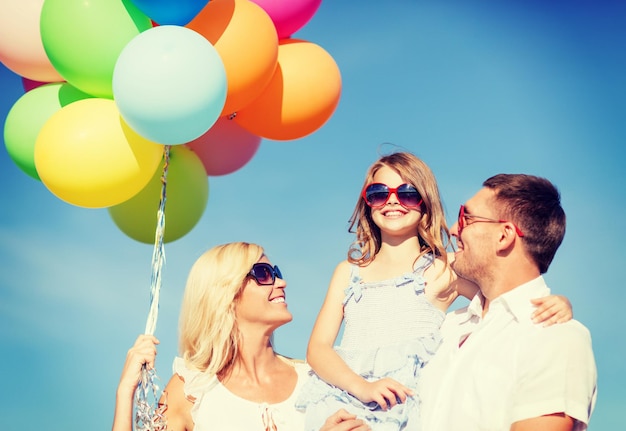 vacances d'été, célébration, concept d'enfants et de personnes - famille avec des ballons colorés