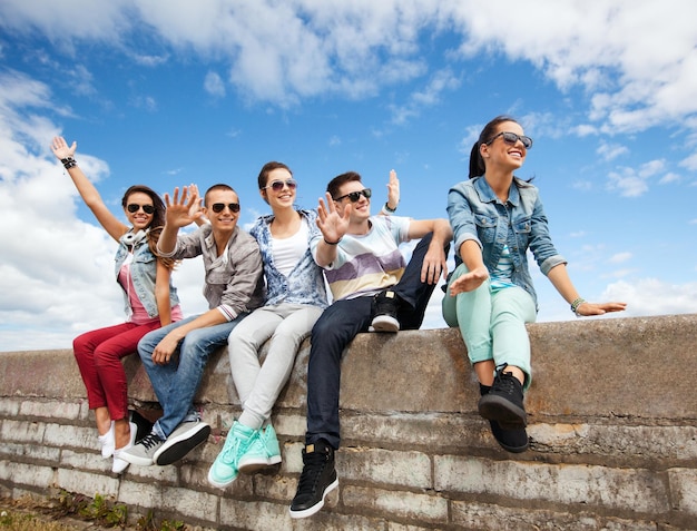 vacances d'été et concept d'adolescent - groupe d'adolescents traînant dehors