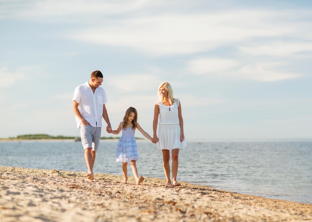 vacances d'été, concept d'enfants et de personnes - famille heureuse au bord de la mer