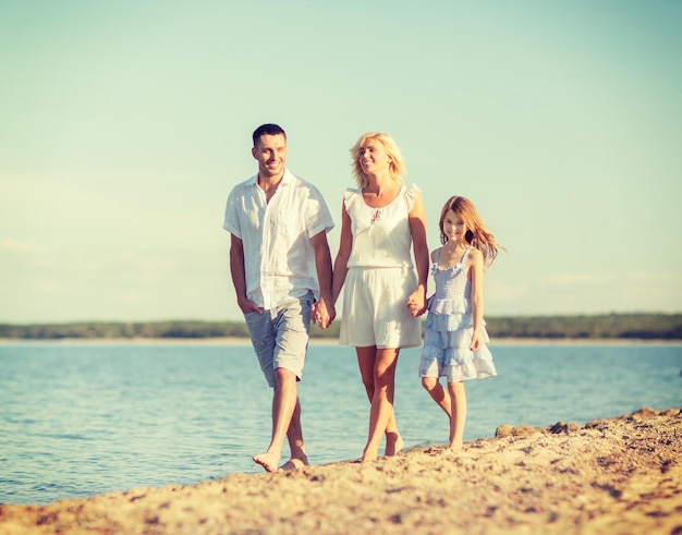 vacances d'été, concept d'enfants et de personnes - famille heureuse au bord de la mer