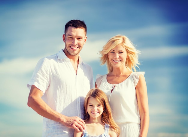 vacances d'été, concept d'enfants et de personnes - famille heureuse avec ciel bleu