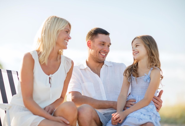 vacances d'été, concept d'enfants et de personnes - famille heureuse en train de pique-niquer