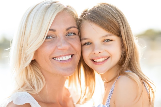 vacances d'été, concept de famille, d'enfants et de personnes - fille heureuse de mère et d'enfant