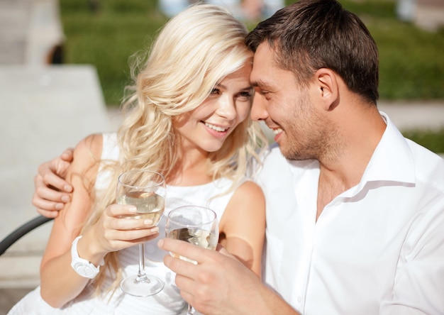 vacances d'été et concept de rencontres - couple buvant du vin au café de la ville