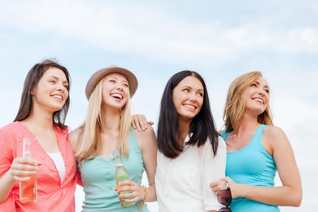 vacances d'été et concept de vacances - filles avec des boissons sur la plage