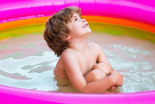 Vacances d'été et concept de vacances petit enfant garçon s'amusant dans la piscine petite fille s'amusant...