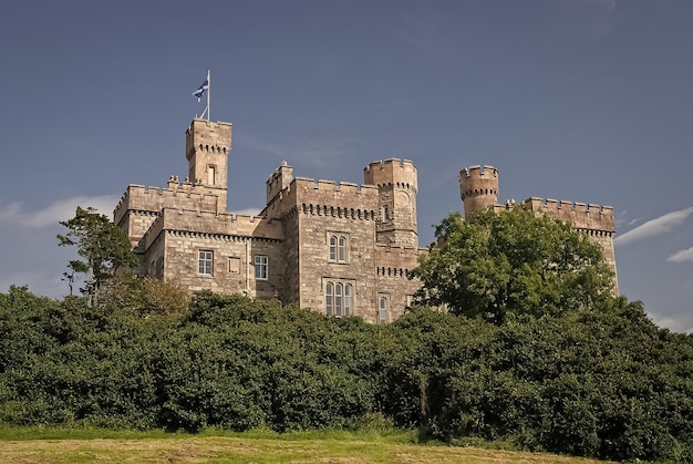 Vacances d'été dans le château de Lews de Stornoway Royaume-Uni Château avec des arbres verts sur le ciel bleu Architecture et design de style victorien Point de repère et attraction