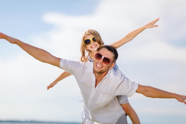 vacances d'été, enfants et concept de personnes - heureux père et enfant en lunettes de soleil sur ciel bleu