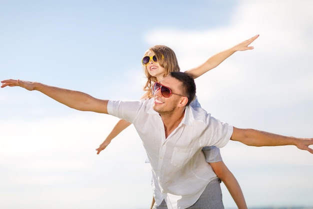 vacances d'été, enfants et concept de personnes - heureux père et enfant en lunettes de soleil sur ciel bleu