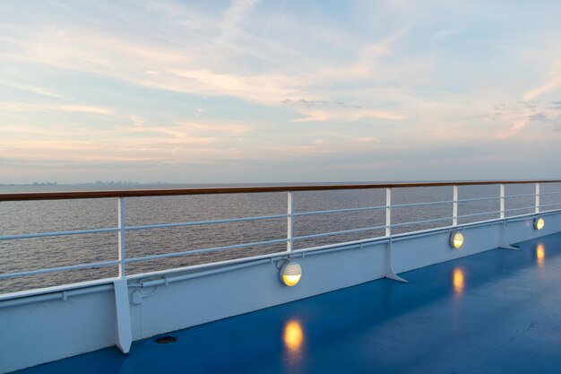 Vacances d'été, envie de voyager. Navire sur un paysage marin idyllique sur le ciel du soir. Embarquement à miami, états-unis en mer bleue. Voyage sur l'eau, voyage, voyage. Aventure, découverte, voyage.