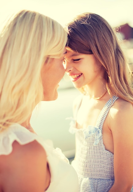 Photo vacances d'été, famille, enfants et concept de personnes - heureuse mère et enfant fille