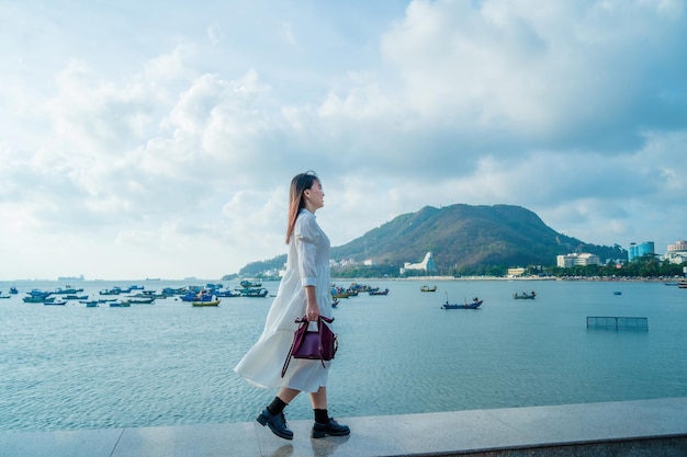 Vacances d'été Des femmes asiatiques souriantes se détendent et se tiennent debout en marchant sur la plage Vung Tau si heureux