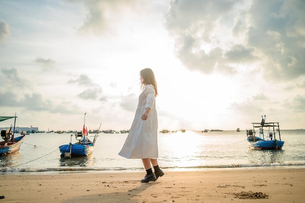 Vacances d'été Des femmes asiatiques souriantes se détendent et se tiennent debout en marchant sur la plage Vung Tau si heureux