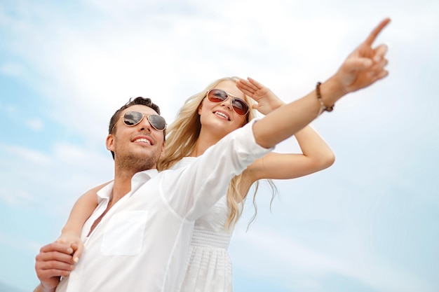 vacances d'été, fête et concept de rencontres - couple au bord de la mer