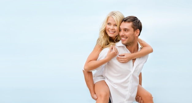 vacances d'été, fête et concept de rencontres - couple au bord de la mer