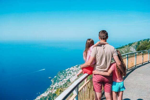 Vacances d'été en Italie. Jeune père et enfants sur l'arrière-plan, Côte amalfitaine, Italie