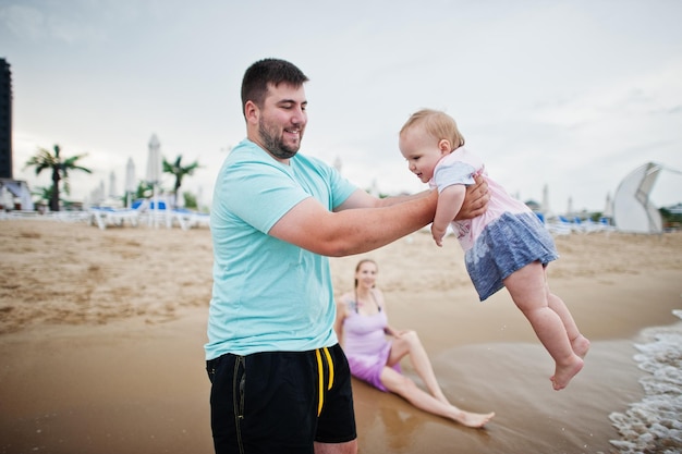 Vacances d'été Parents et personnes activité de plein air avec les enfants Bonnes vacances en famille Père enceinte mère bébé fille sur la plage de sable de la mer