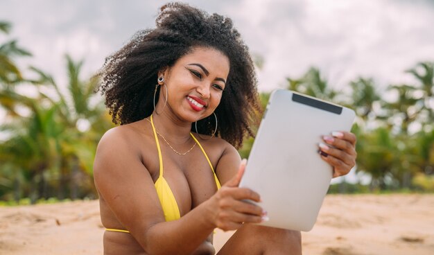 Vacances d'été, technologie et concept internet