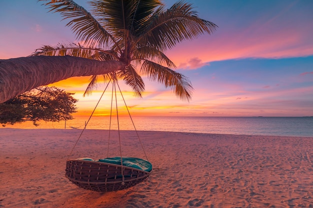 Vacances d'été tranquilles ou paysage de vacances Coucher de soleil tropical plage balançoire ciel incroyable paysage marin