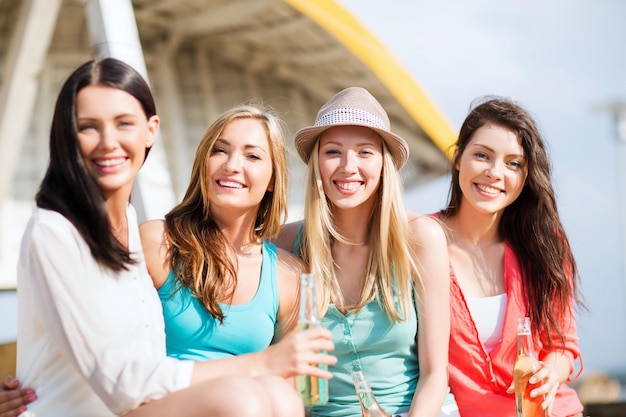 vacances d'été et vacances - filles avec boissons sur la plage